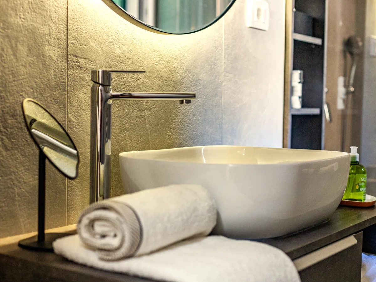 Basin with a towel and toiletries